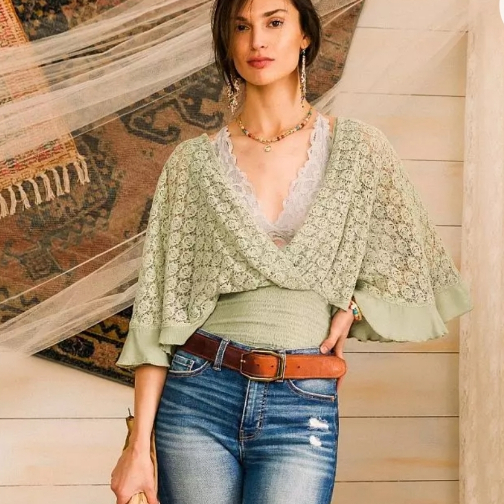 Gimmicks by BKE Green Lace Crop Top